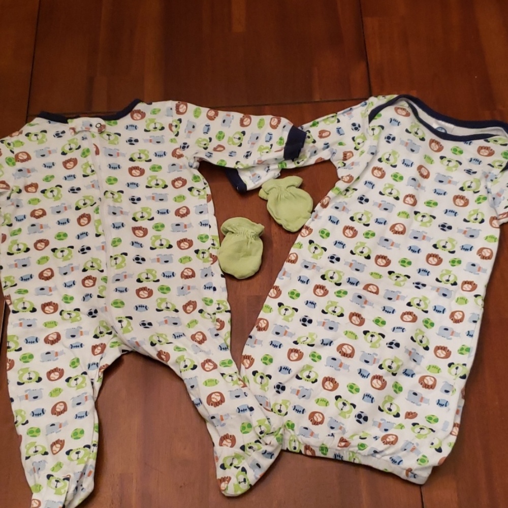 Baby pajama and gown set with matching mittens